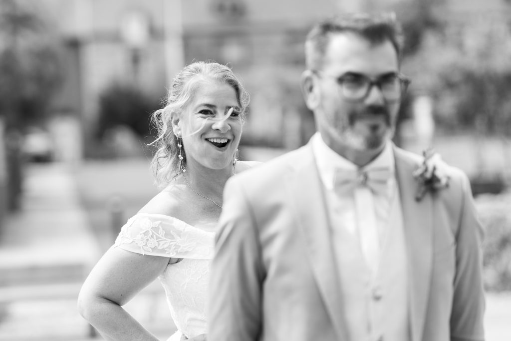 La découverte des mariés